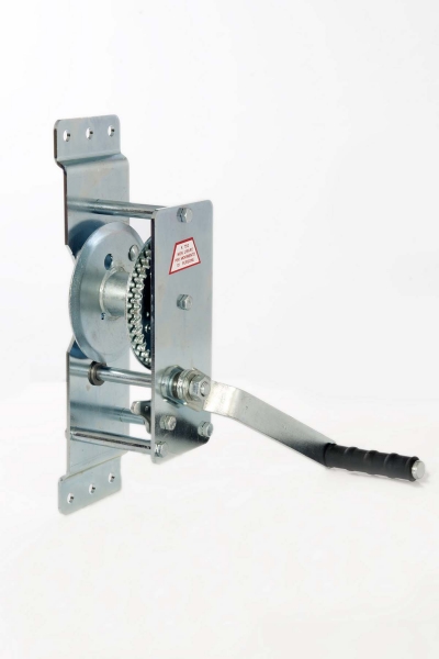 Wall-mounted traction winch